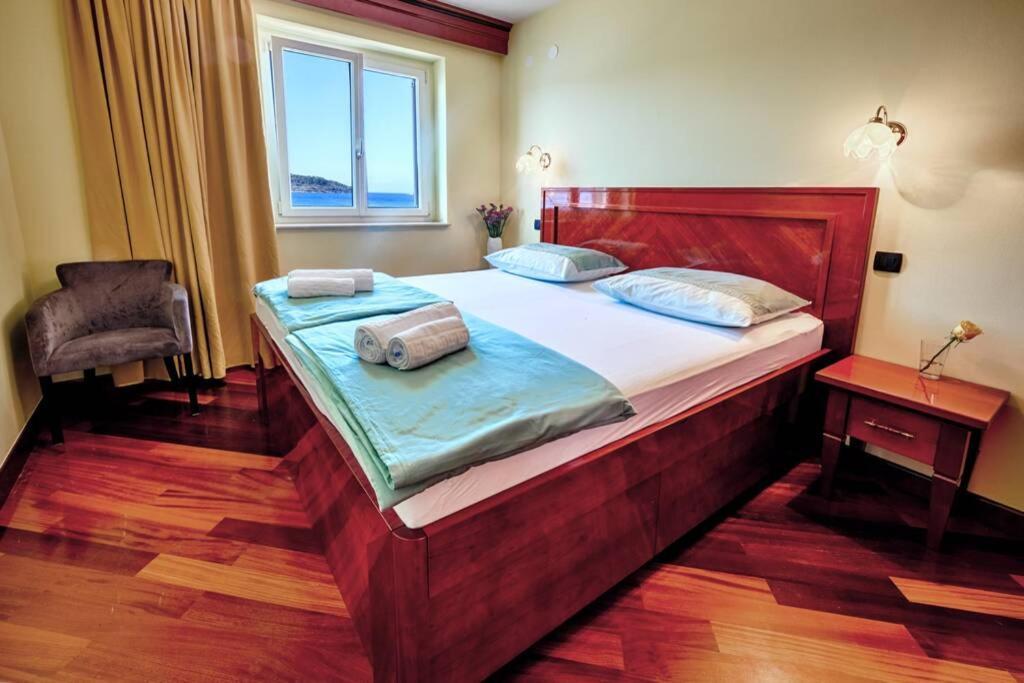 Apartman Seafront For4 Vis